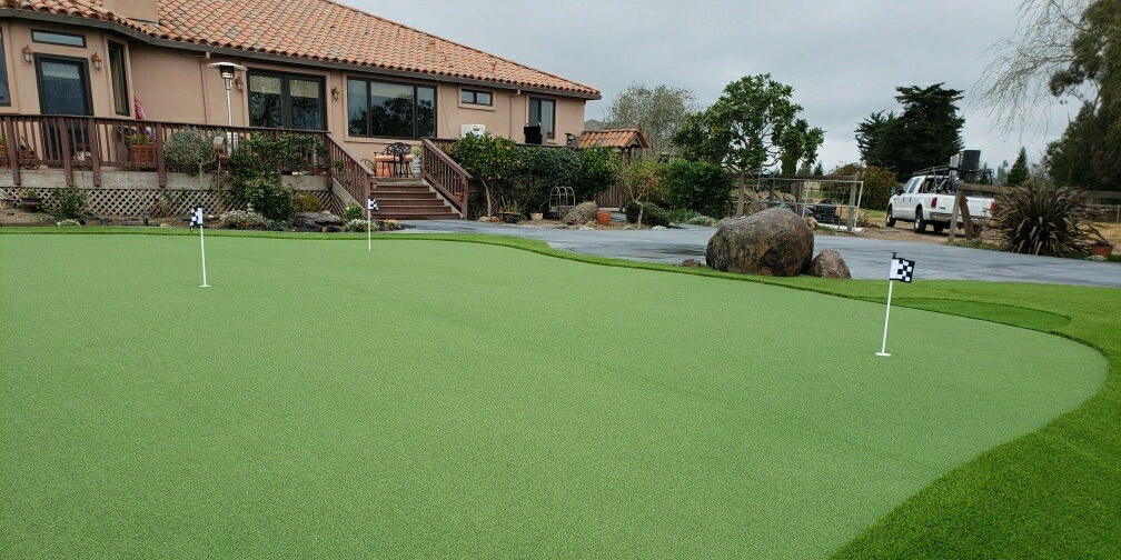 Backyard-putting-green-for-with-Watersavers-Turf