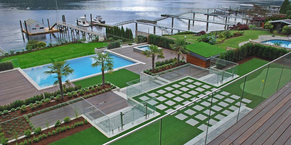 Artificial-grass-around-your-pool-for-a-dream-backyard